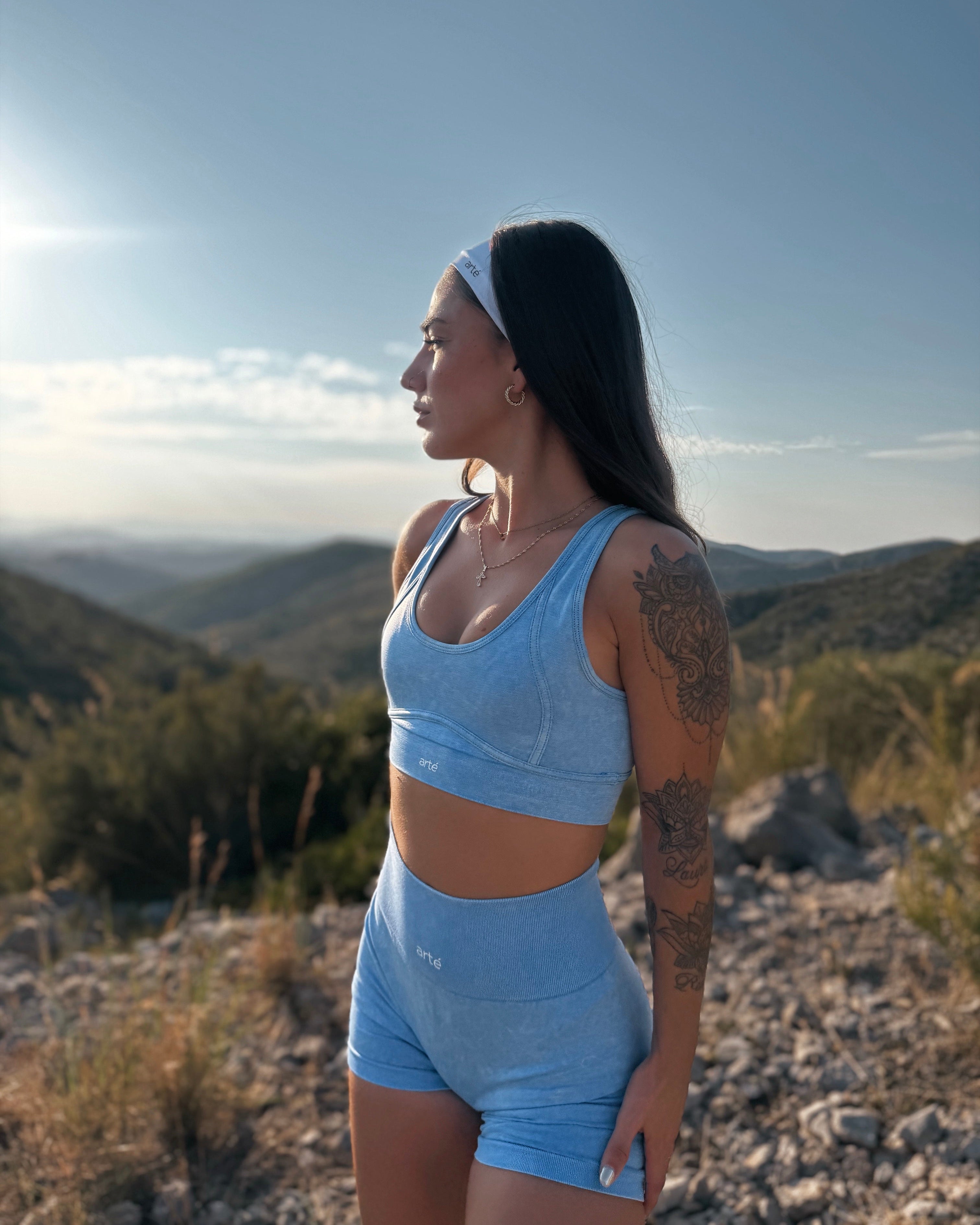 Conjunto Deportivo Azul Cielo – Top de Tirantes + Short Fruncido Push-Up