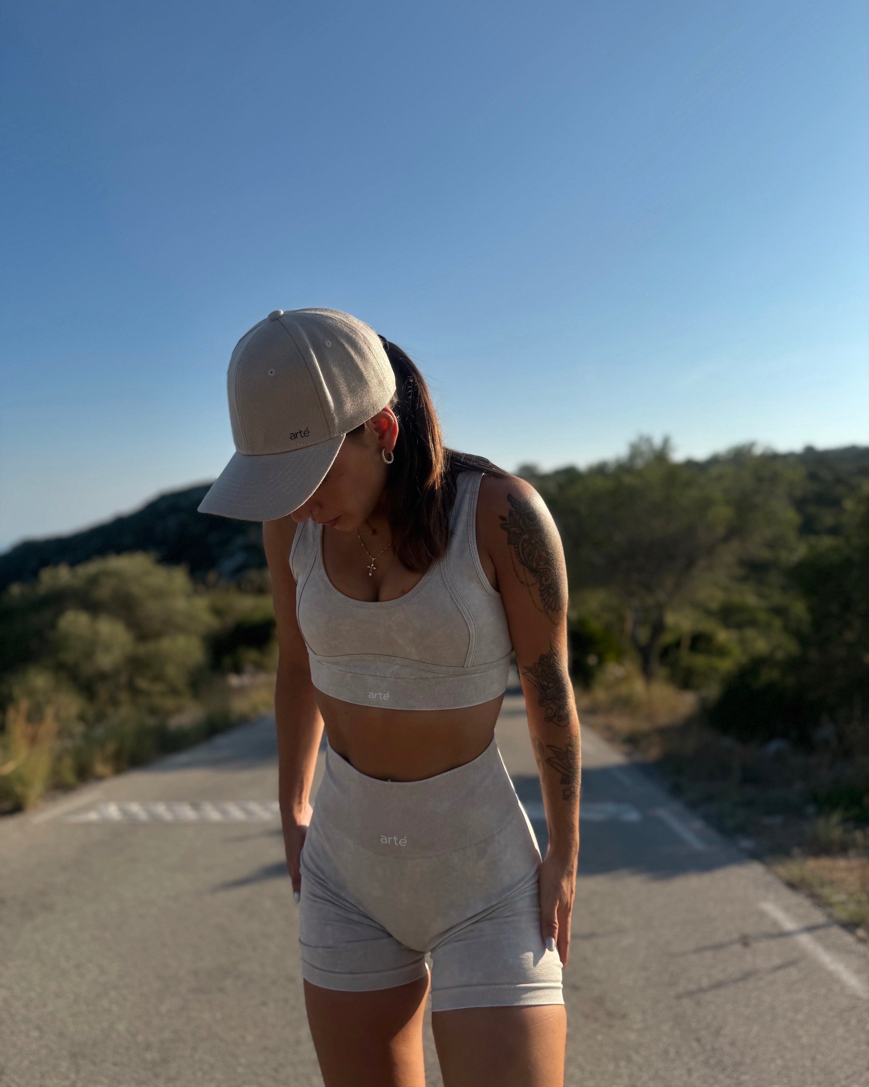 Conjunto Deportivo Beige – Top de Tirantes + Short Fruncido Push-Up