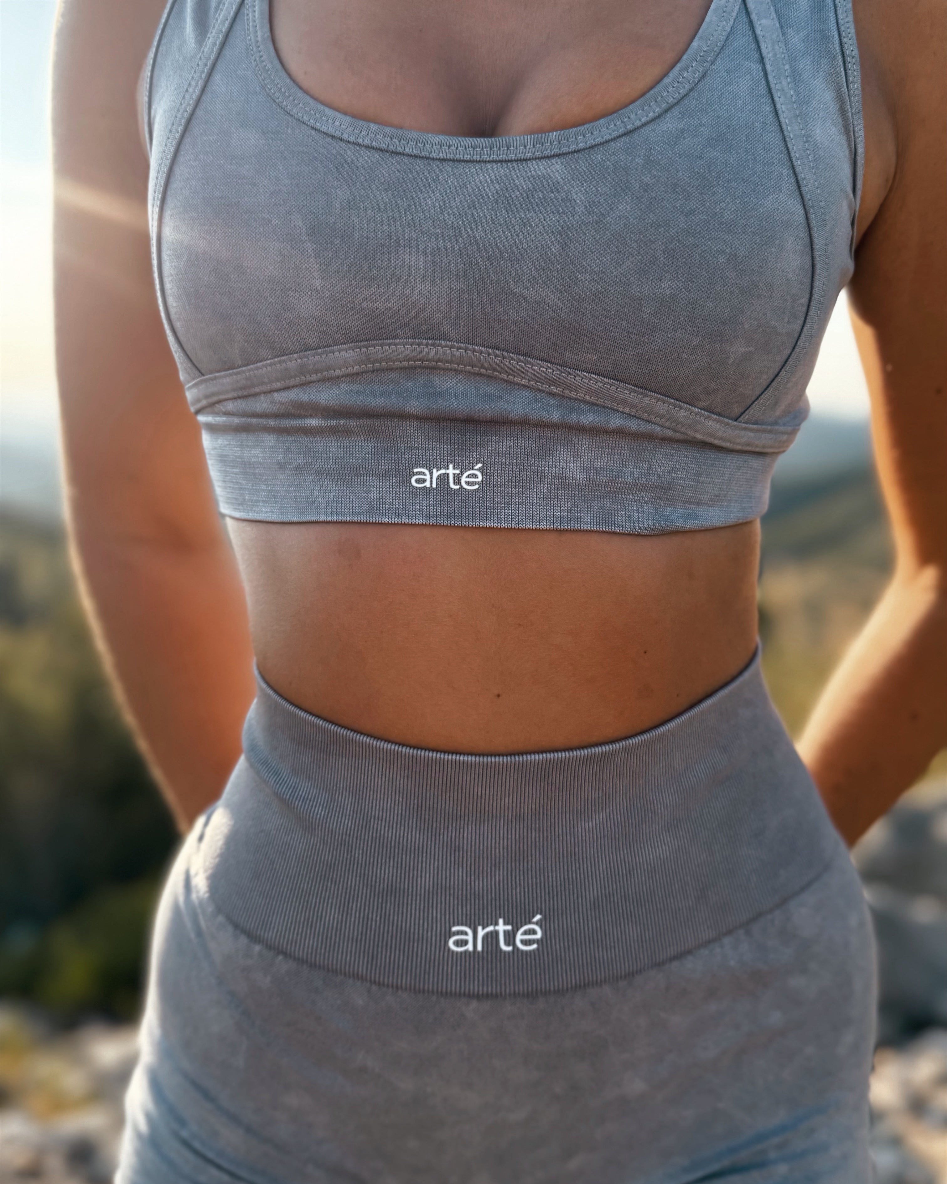 Conjunto Deportivo Gris Oscuro – Top de Tirantes + Short Fruncido Push-Up