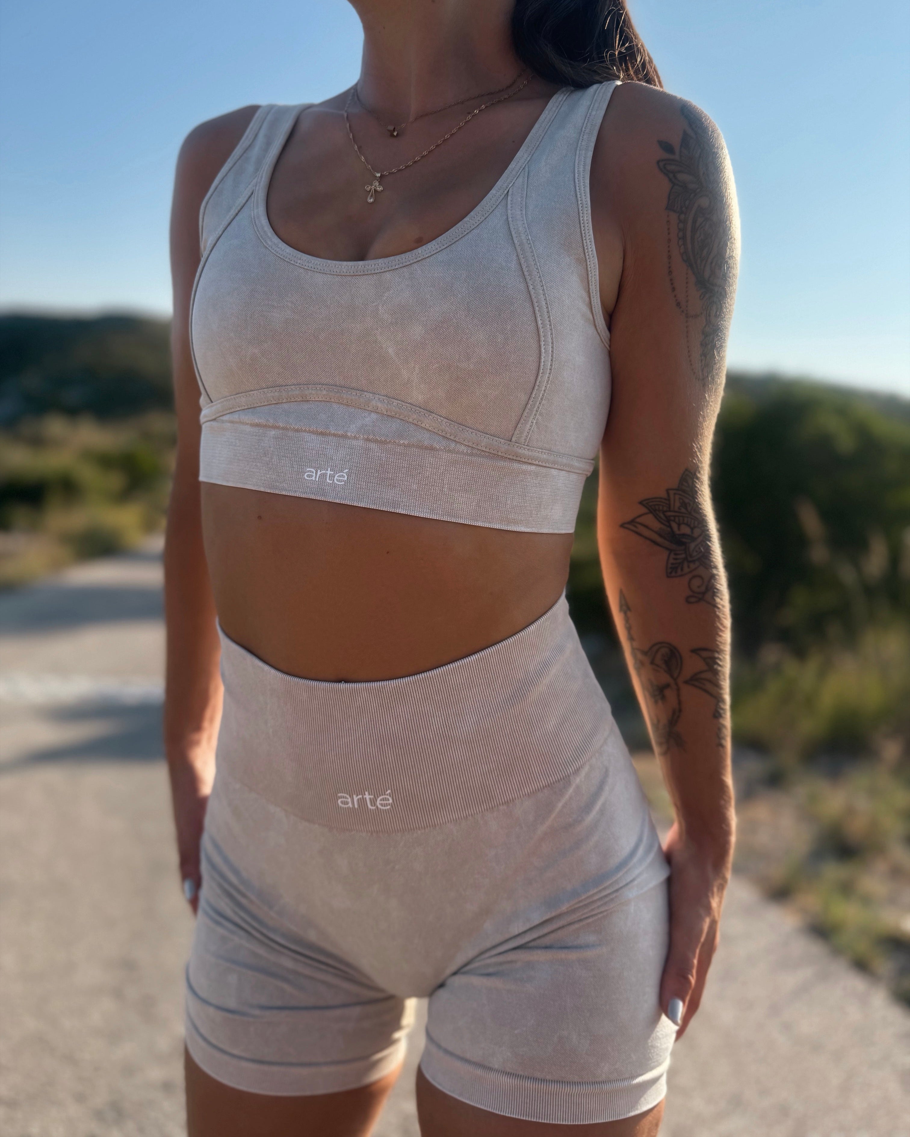 Conjunto Deportivo Beige – Top de Tirantes + Short Fruncido Push-Up