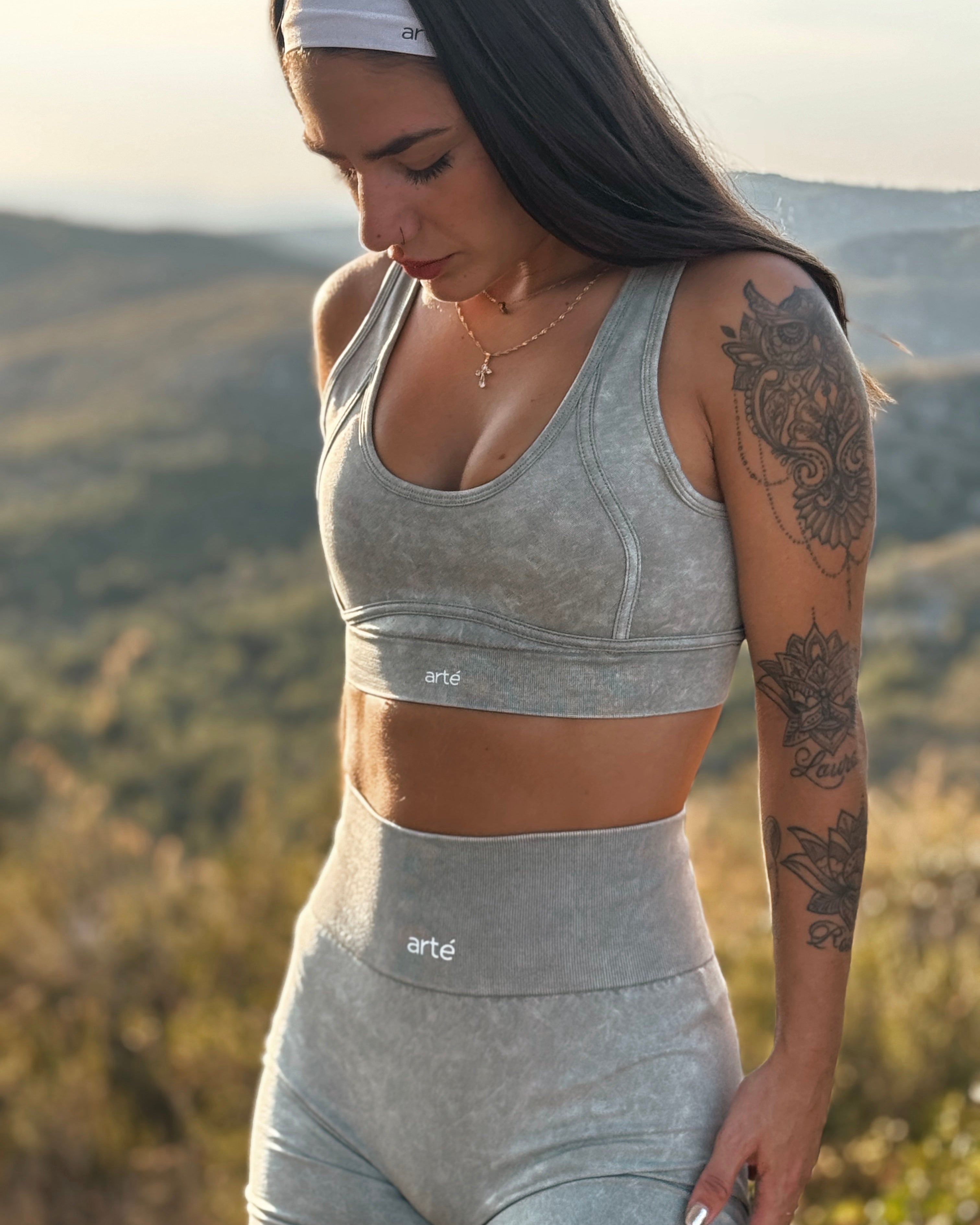 Conjunto Deportivo Verde – Top de Tirantes + Short Fruncido Push-Up