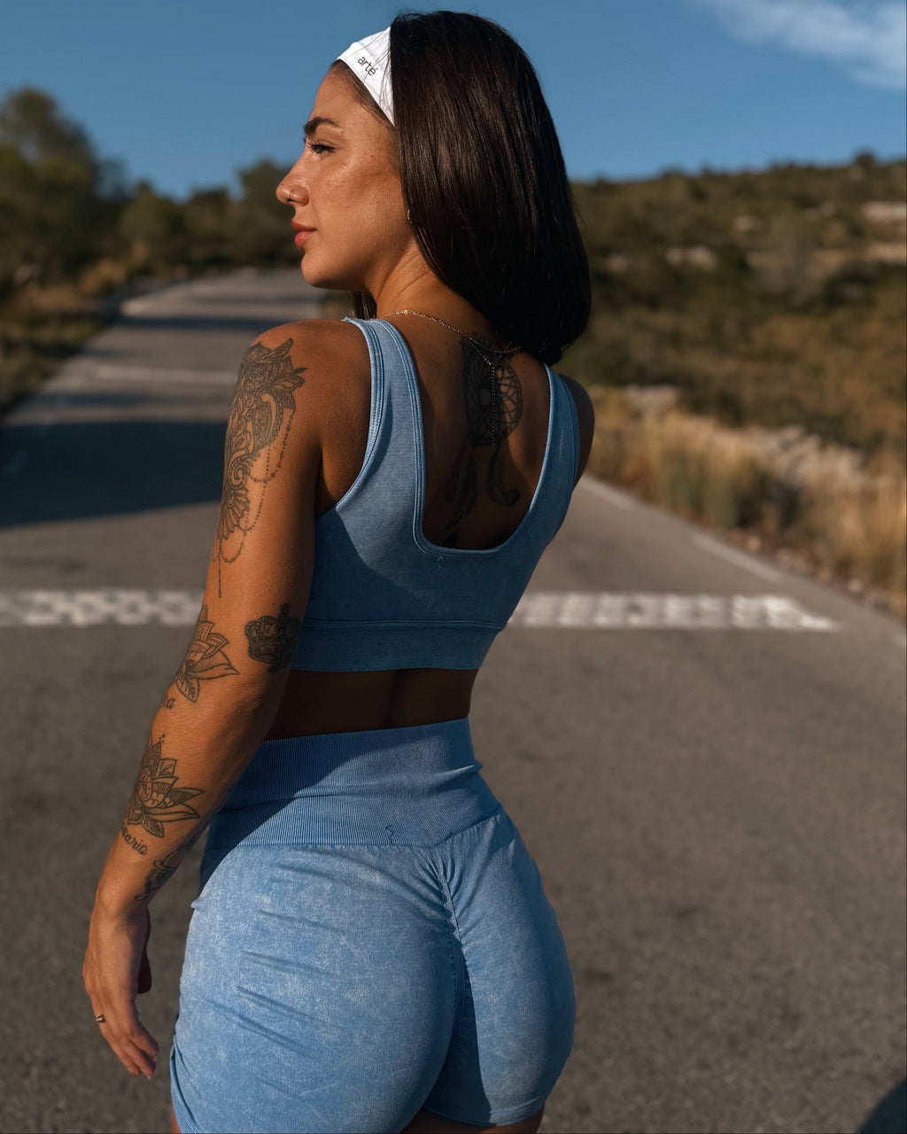 Conjunto Deportivo Azul Cielo – Top de Tirantes + Short Fruncido Push-Up